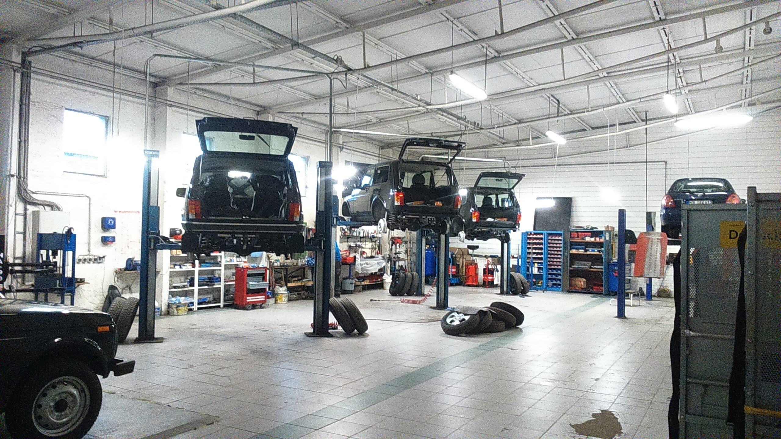 Auto Kur Station Werkstatt mit Lada Niva Fahrzeugen