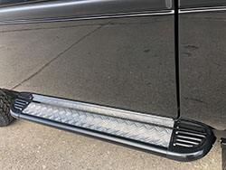 Trittbretter Satz Rohr schwarz - Auflage Aluminium geriffelt<br> ab 279,00 EUR