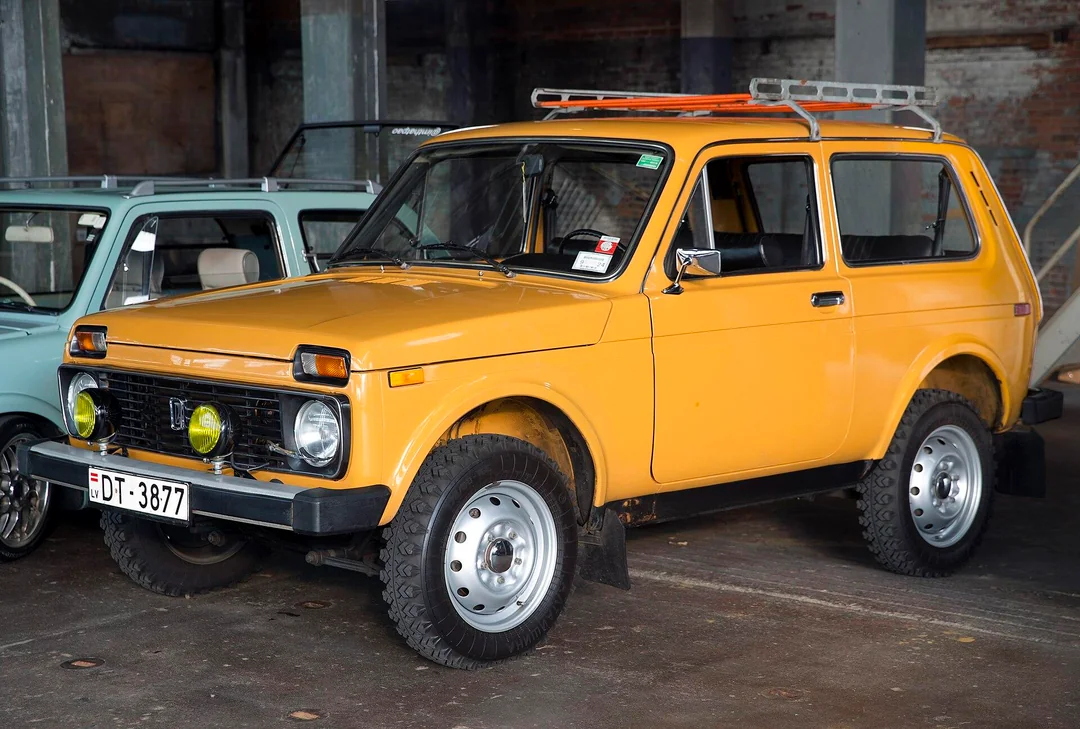 Oranger Lada Niva, frühes Modell – Sinnbild für 100.000 produzierte Fahrzeuge bis Mai 1980