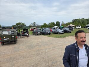 AET-Geschäftsführer Viktor Derenko auf dem Campingplatz, im Hintergrund zahlreiche geparkte Lada Niva