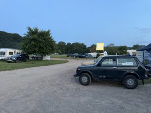 Schwarzer Lada Niva 4×4 in der Abenddämmerung auf dem Campingplatz