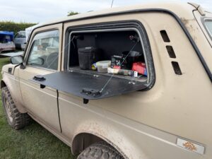 Lada Niva mit zum Klapptisch umgebautem Seitenfenster – individueller Camping-Umbau
