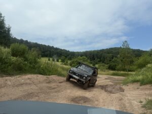 Lada Niva auf der Offroad-Strecke im Freizeit Offroad Park