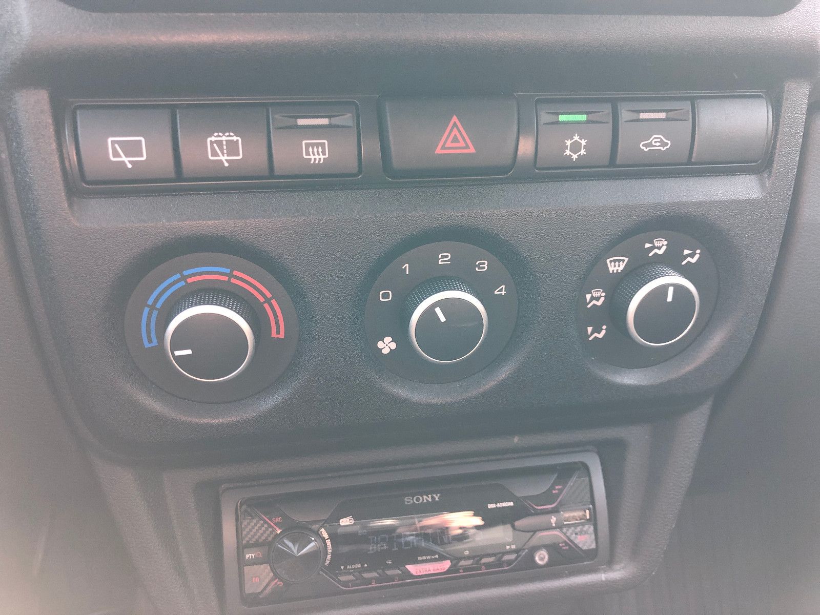 Fahrzeugabbildung Lada NIVA 5-TÜRIG! "PREMIUM PLUS" KLIMA! am LAGER