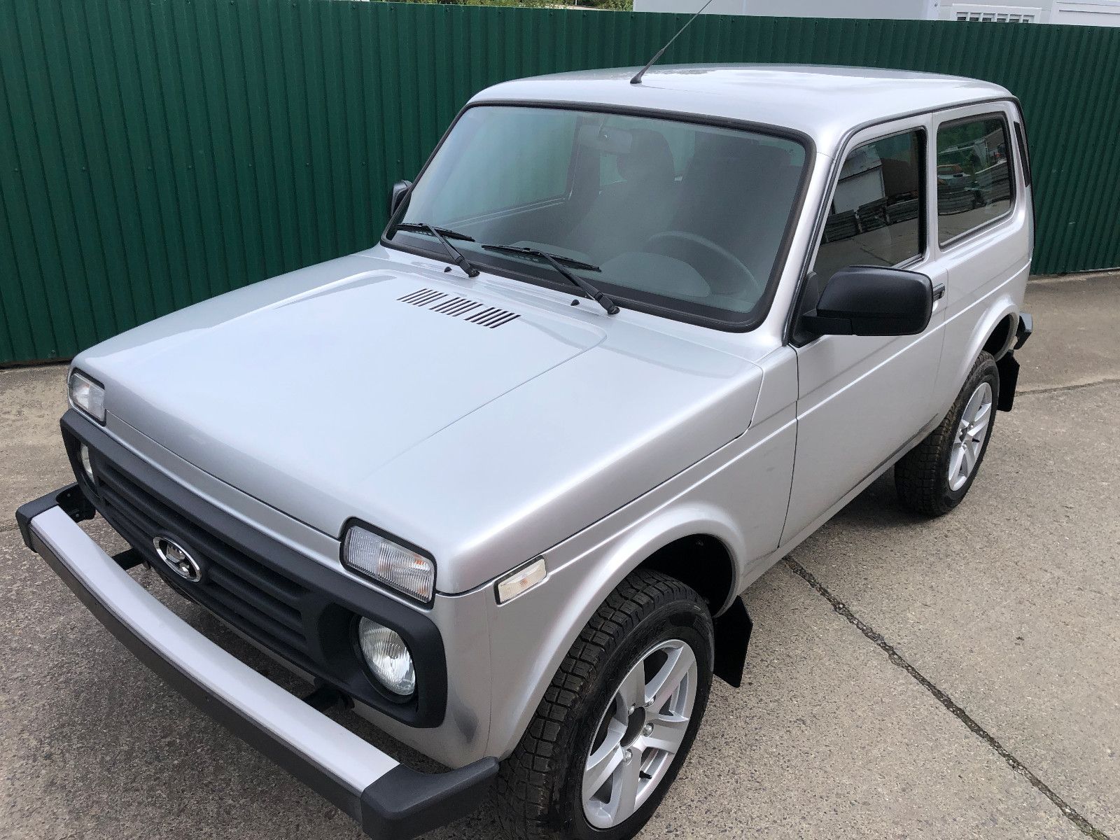 Fahrzeugabbildung Lada NIVA LEGEND "PREMIUM PLUS"! AET-Kollektion 2025!