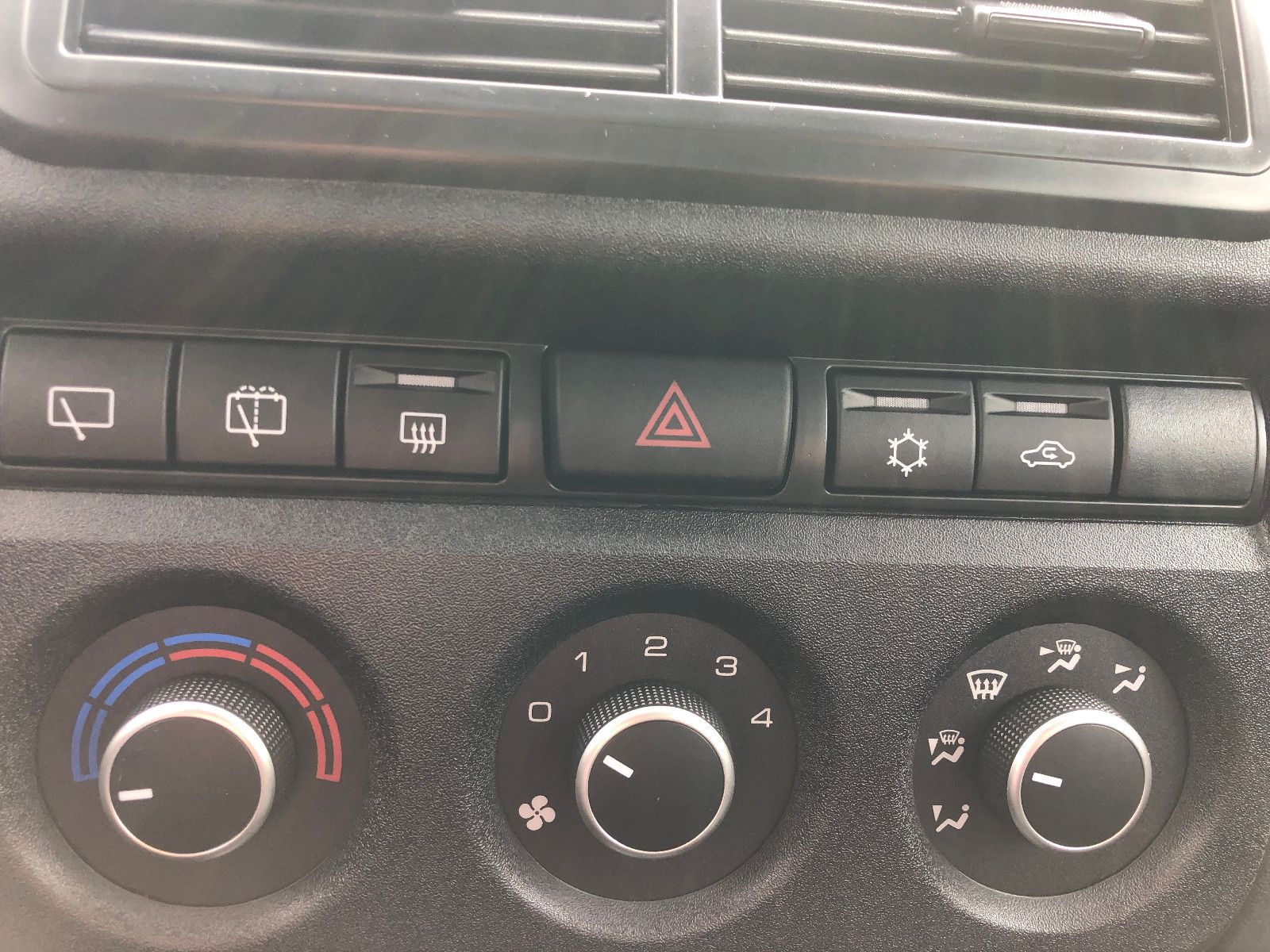 Fahrzeugabbildung Lada NIVA LEGEND "PREMIUM PLUS"! AET-Kollektion 2025!