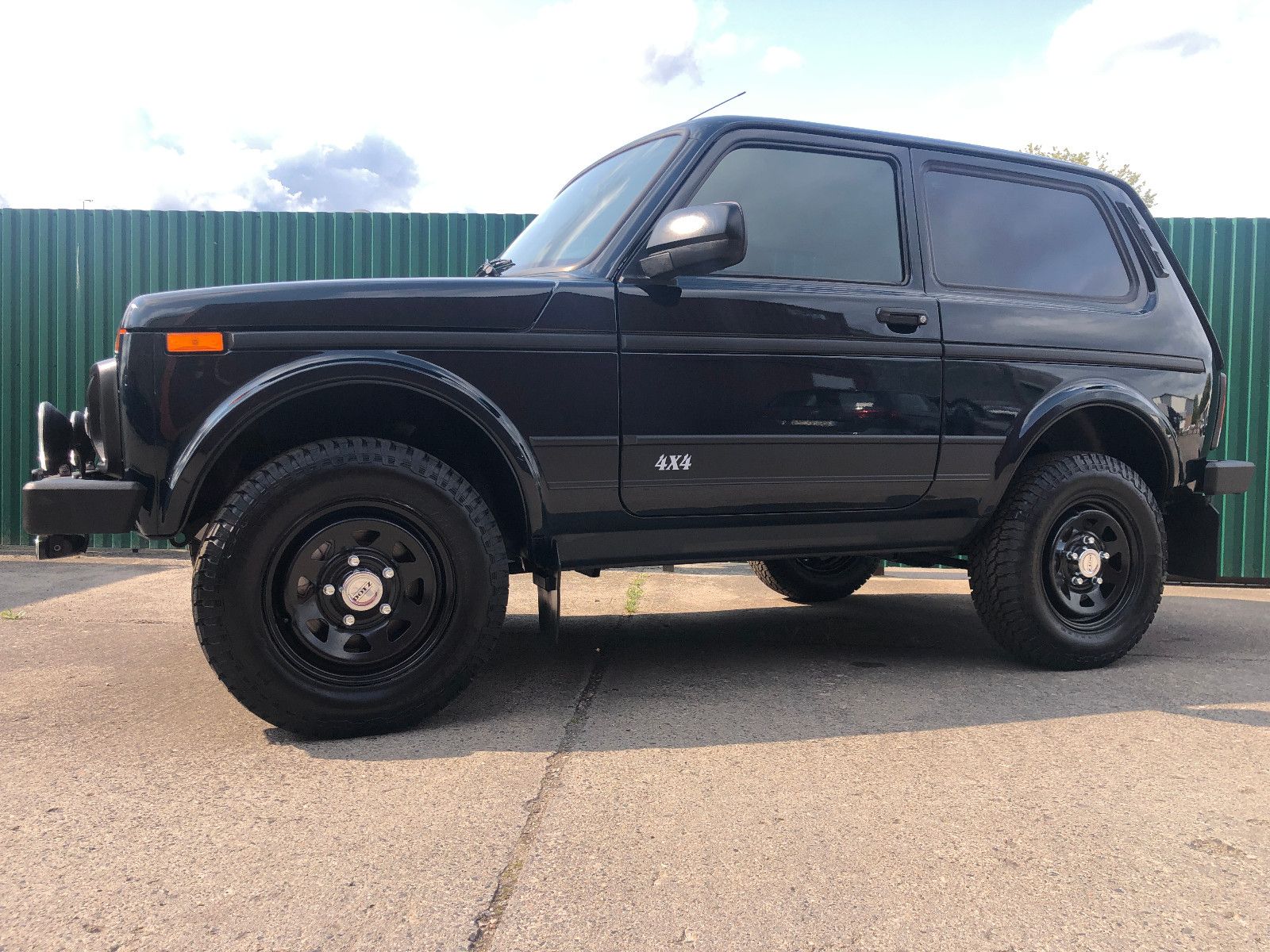 Fahrzeugabbildung Lada Niva LEGEND "PREMIUM PLUS"! VIP-AUSSTATTUNG!