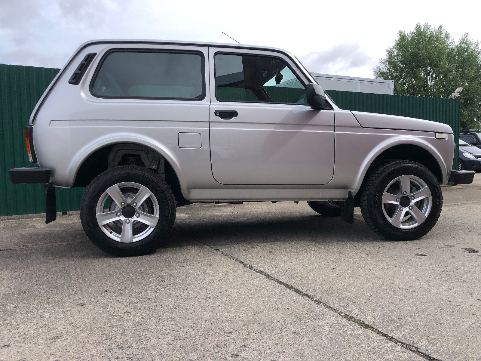 Fahrzeugabbildung Lada NIVA LEGEND "PREMIUM PLUS"! AET-Kollektion 2025!