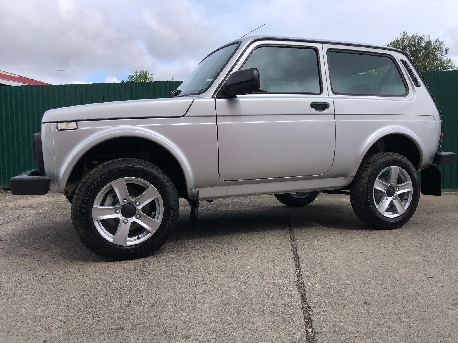 Fahrzeugabbildung Lada NIVA LEGEND "PREMIUM PLUS"! AET-Kollektion 2025!